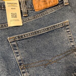 NWT Signature by Levi Strauss Men's  Relaxed Jeans, 42x32
